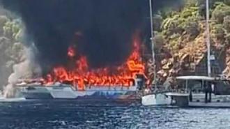 Fethiye'de can pazarı! Tur teknesi alev alev yandı: 115 yolcu denize atladı