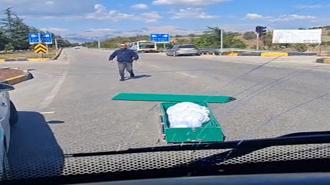 Seyir halindeki cenaze nakil aracından yola tabut düştü