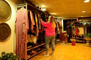 ‘Dolabınızda iyiliğe yer açın’ sloganıyla, kıyafetlerini ihtiyaç sahibi arkadaşlarıyla paylaşıyorlar