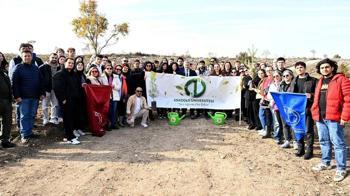 Anadolu Üniversitesi öğrencileri Yunus'un fidanlarını toprakla buluşturdu