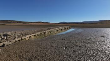 Barajda sular çekildi, tarihi köprü ortaya çıktı