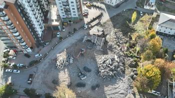 Sivas'ta harekete geçildi! 19 yıllık bina yıkıldı