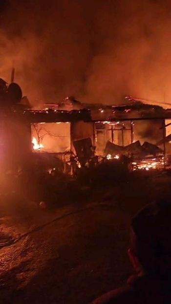 Edirne'de yangın her yeri sardı: 3 eve sıçradı