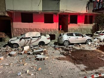 Binanın çatısından koptu, araçlar hurdaya döndü!