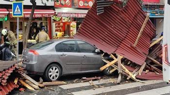 Esenler'de çatı uçtu, facianın eşiğinden dönüldü