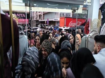 İstanbul'da mağaza açılışında izdiham! Yarı yarıya fiyatlar kapış kapış gitti