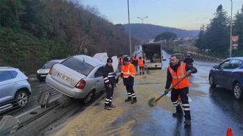 Sarıyer'de otomobil aydınlatma direğini devirdi! Sürücü yaralandı