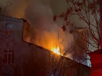 Ümraniye'de gece alevlerle aydınlandı: 3 katlı binada korkutan yangın