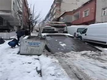 Bağcılar'da kar bastırdı: Ambulansa yolu çekici açtı