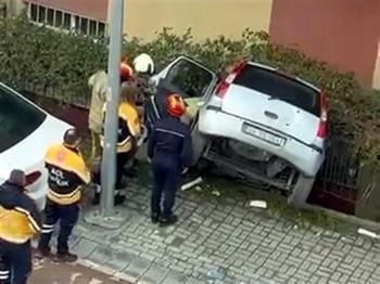 Otomobil Avcılar'da bina boşluğuna düştü: 1 yaralı