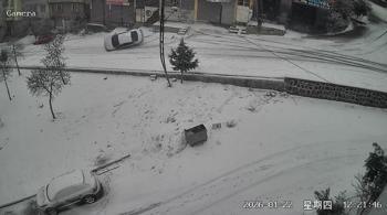 Otomobilin duvara çarpıp devrildiği kaza kamerada