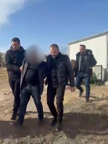 Yakalanmamak için kadın kıyafetleri giyip, sürekli adres değiştirmiş