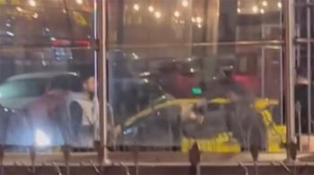 Taksi şoförü cadde ortasında darbedildi! O anlar anbean kaydedildi