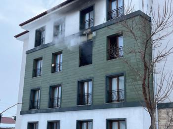 Apartmanda çıkan yangında 11 kişi dumandan etkilendi