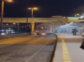 Metrobüste yangın çıktı, herkes kayda aldı!