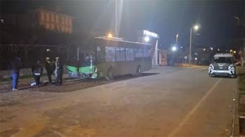 Kontrolden çıkan otomobil ağaç ve halk otobüsüne çarptı: 4 yaralı