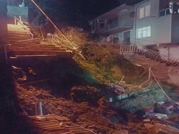 İstanbul'da bir binanın yanında çöktü: Merdivenler bir anda yere yığıldı