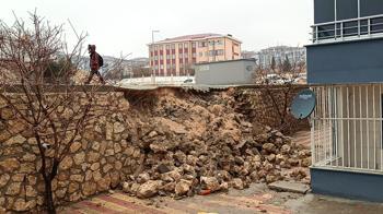 Adıyaman'da 7 katlı binanın önündeki istinat duvarı çöktü