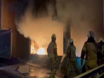 İstanbul'da söndürmesi 2 saat sürdü: Kağıthane'de metruk binada yangın!