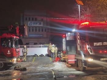İstanbul Avcılar'da hareketli gece: Teksti deposu küle döndü!