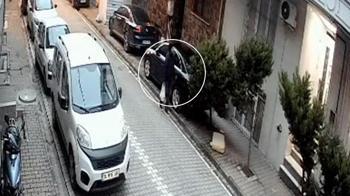 Esenyurt’ta bir şahıs kaldırıma park edilen bazı araçları tek tek çizdi