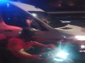 Fırtına motokuryeyi köprüde yakaladı! Ambulans ve metrobüs yetişti