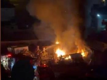 Arnavutköy'de geceyi alevler aydınlattı!