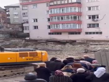 İstanbul'da 4 katlı binada panik! Kazı sırasında kaydı