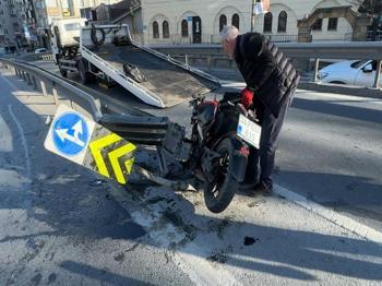 Motosikletiyle bariyere çarptı: Ağır yaralı