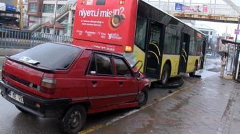 Ümraniye'de can pazarı! Otomobil İETT otobüsüne çarptı