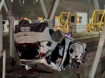 Gişelere çarpıp takla attı: Pendik'te 2 yaralı