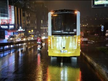 Üsküdar'da dehşet: Karşıya geçerken otobüs çarptı!
