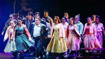 Efsane Müzikal İstanbul sahnesinde ışıklarını yakıyor: “Grease” Zorlu PSM’de