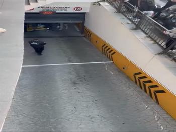 Rezidansın otoparkında kokrunç kaza: Kepenk başına düştü!