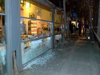 Kadıköy'de gece yarısı silahlı saldırı: Restorana kurşun yağdırdılar!