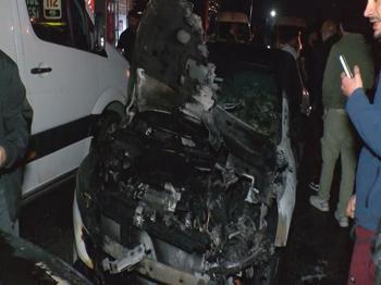 Üsküdar'da 3 araçta yangın: Park halinde alev aldılar
