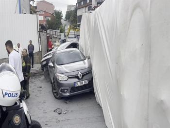 Başakşehir'de kaydedildi: TIR iki aracın üstüne devrildi