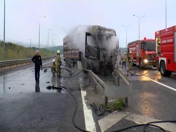 İstanbul'da TIR korkusu: Kuzey Marmara'da bariyerlere çarpıp alev aldı