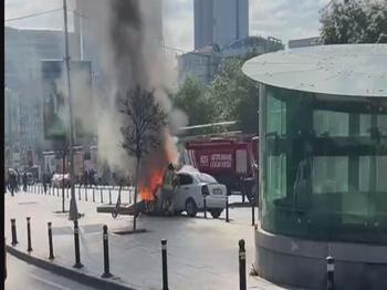 Şişli'de unutkan şoför trafiği birbirine kattı: Otomobil seyir halinde alev aldı