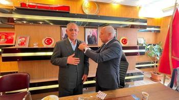MHP Van İl Başkanlığında yeni katılan üyelere rozet takıldı