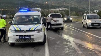 Lastiği patlayan araç refüjdeki aydınlatma direğini devirdi
