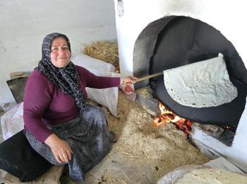 Yozgat'ta kadınların mesaisi başladı: Yufka ekmek için onlarcası bir araya geliyor