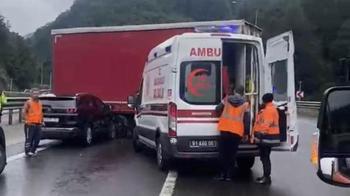 Seyir halindeki tırdan ayrılan dorseye otomobil çarptı