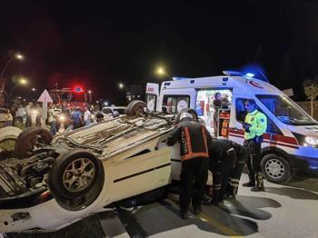 Malatya'da devrilen otomobildeki 2 kişi yaralandı