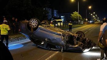 Refüje çarparak takla atan otomobilden burunları bile kanamadan çıktılar