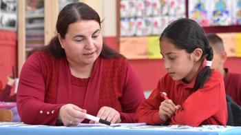 Van'da görevli öğretmen, öğrencileriyle her yıl yeni bir dil öğreniyor
