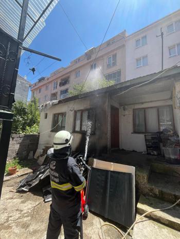 Evin çatısında çıkan yangını itfaiye söndürdü