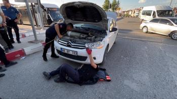 Otomobilin motor kısmında sıkışan kediyi itfaiye kurtardı