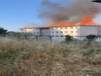 Beylikdüzü'nde okul çatısında yangın çıktı: İtfaiye ekipleri güçlükle müdahale etti