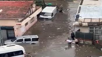 İstanbul'u sağanak vurdu! Kağıthane'de araçlar suya gömüldü, evleri su bastı